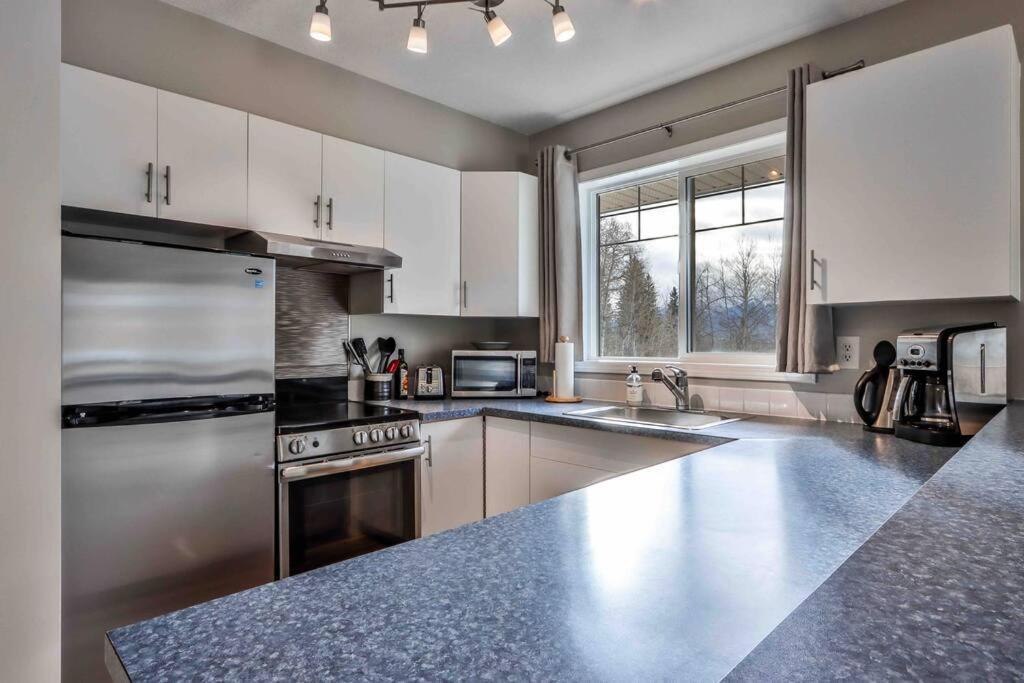 캔모어 Big Mountain Views - Bright 2-Story Corner Unit 아파트 외부 사진